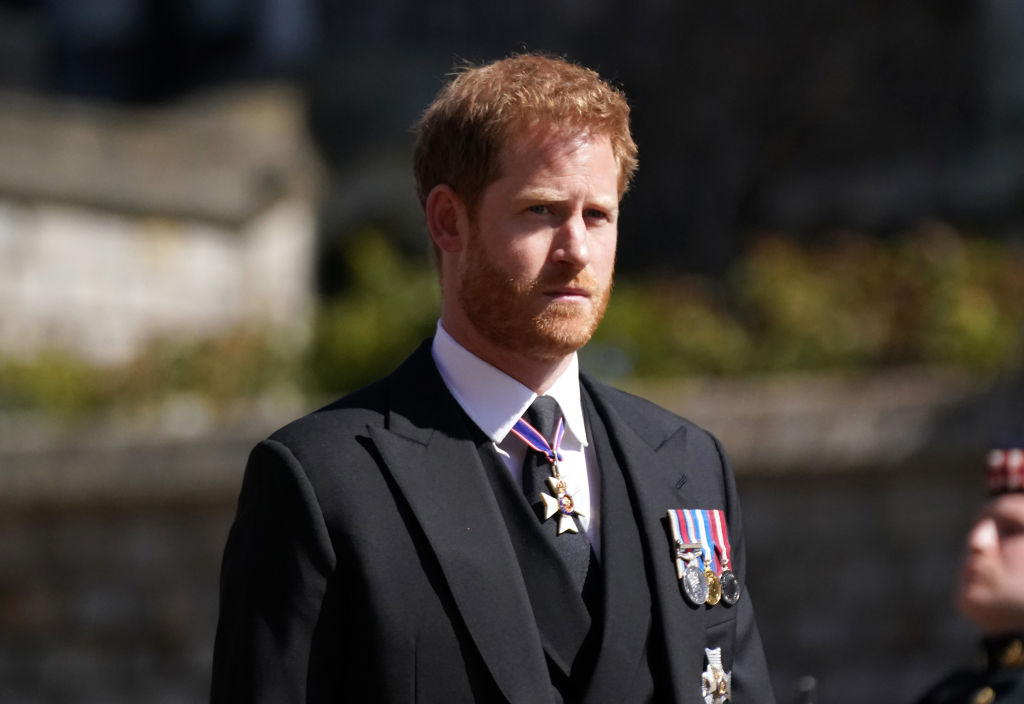 Prințul Harry, în ținută de doliu, profund îndurerat, la ceremonia de înmormântare a Prințului Philip