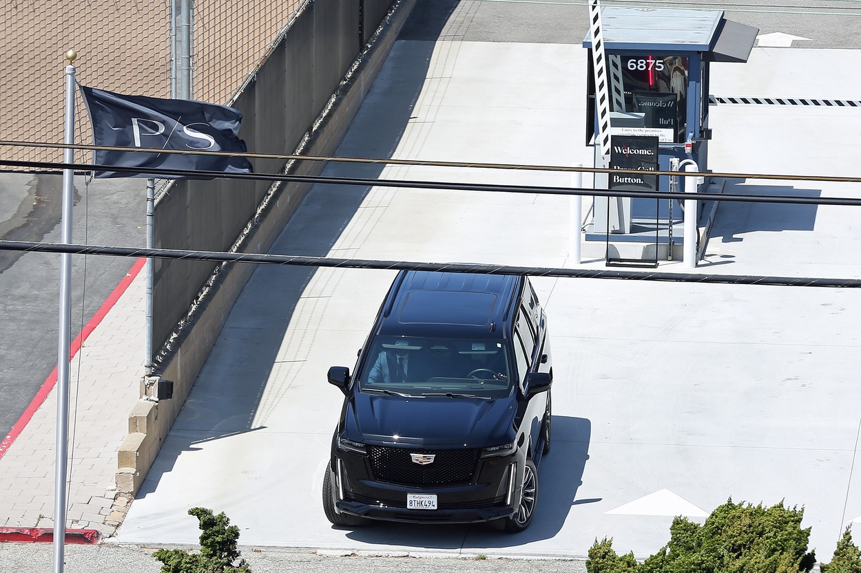 Prințul Harry, în timp ce este luat de la aeroportul din Los Angeles de șoferul său