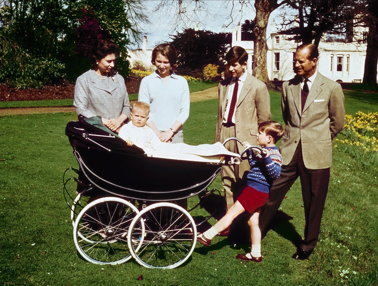 Prințul Philip și Regina Elisabeta, în curtea casei, alături de copii