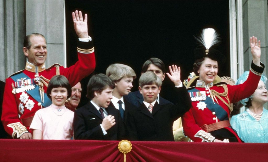Prințul Philip și Regina Elisabeta, alături de copii, în timp ce salută mulțimea de la balconul palatului
