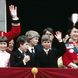Prințul Philip și Regina Elisabeta, alături de copii, în timp ce salută mulțimea de la balconul palatului