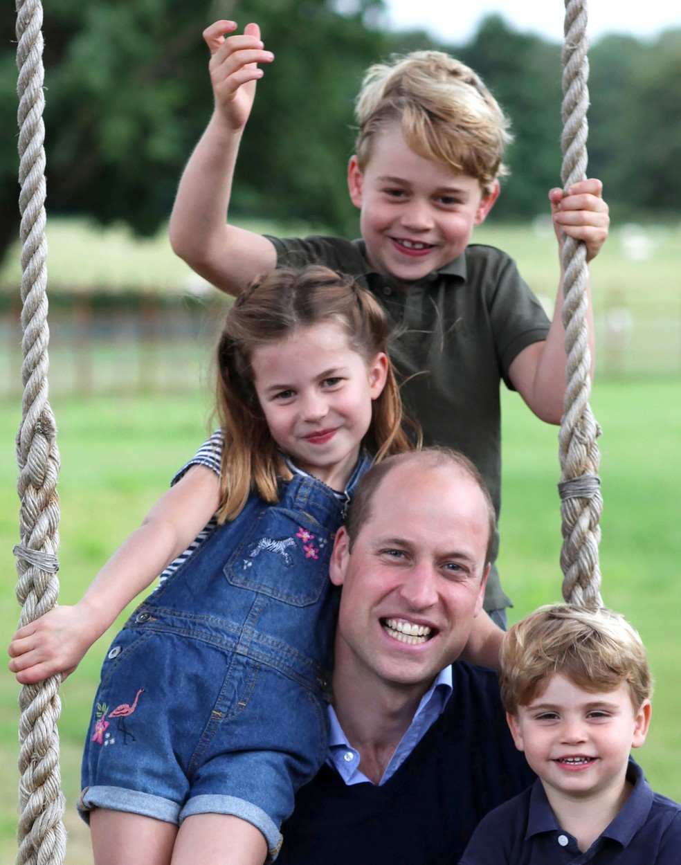 Prințul William, imagine alături de cei trei copii, la aniversarea de 38 de ani