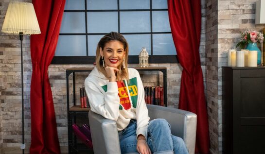 Ramona Olaru, tânără, frumoasă și mereu sinceră, zâmbește la cameră, în timp ce stă pe un scaun în studioul unde sunt filmate interviurile din seria CaTine.ro..