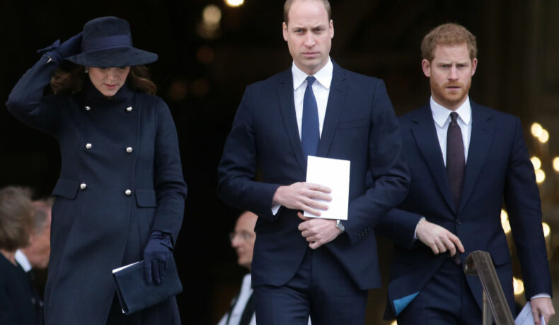 Prințul William și Prințul Harry la o ceremonie de la Grenfell Tower National Memorial Service