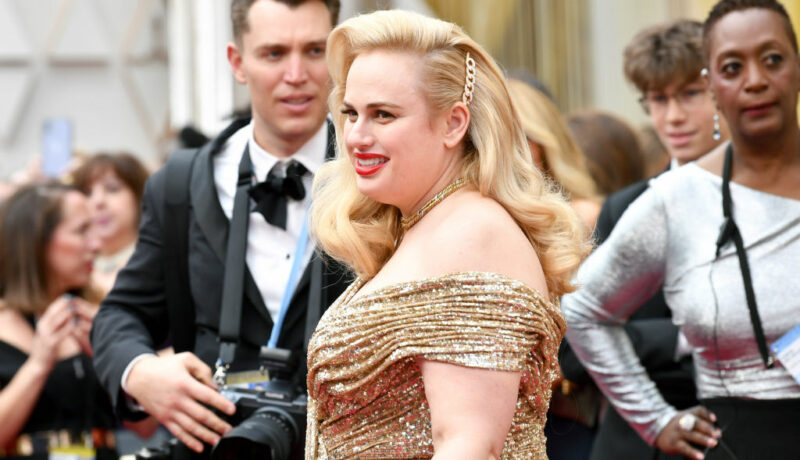 Rebel Wilson, la Premiile Oscar 2020, pe covorul roșu, într-o rochie aurie