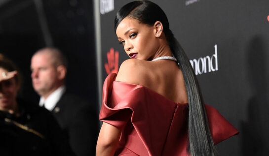 Rihanna, într-o rochie elegantă, vișinie, la un eveniment caritabil