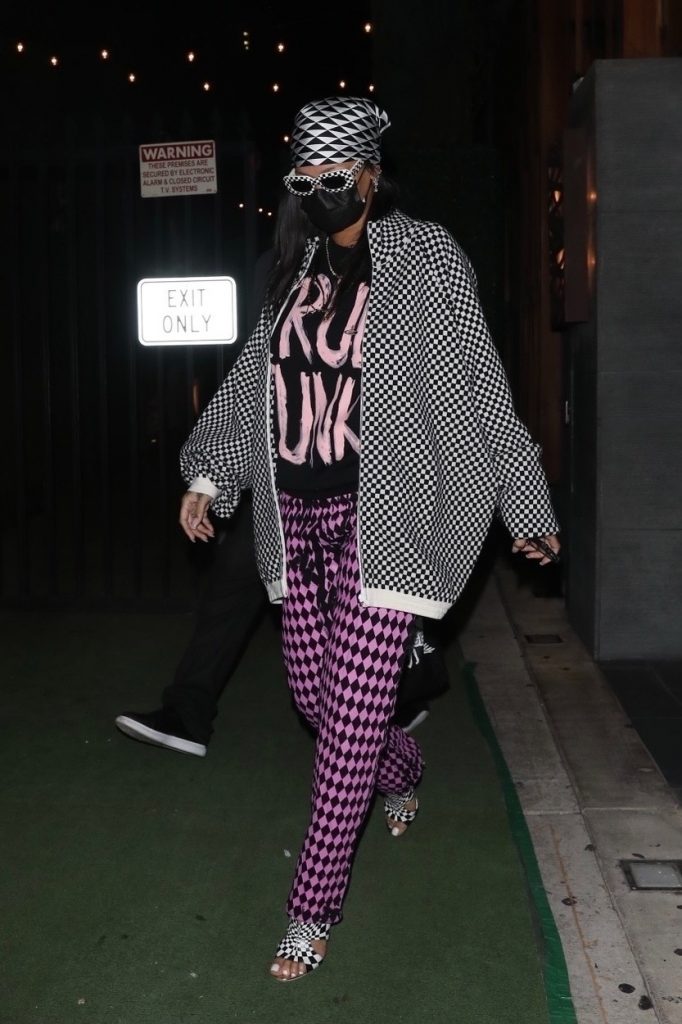 Rihanna, camuflată din cap până în picioare, pentru o ieșire la restaurant cu prietenii