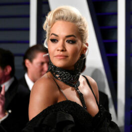 Rita Ora, la un eveniment monden, pe covorul roșu, într-o rochie neagră, extrem de sexy