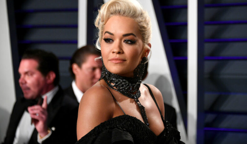 Rita Ora, la un eveniment monden, pe covorul roșu, într-o rochie neagră, extrem de sexy