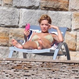 Rita Ora, pe șezlong, la o piscină în Sydney