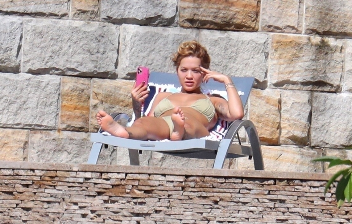 Rita Ora, pe șezlong, la o piscină în Sydney