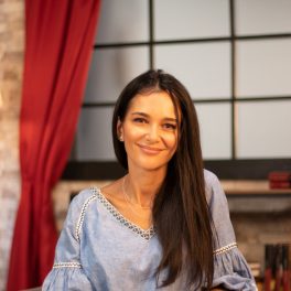 Ruxandra Luca, fotografie de profil, zâmbitoare și relaxată la interviul CaTine.ro