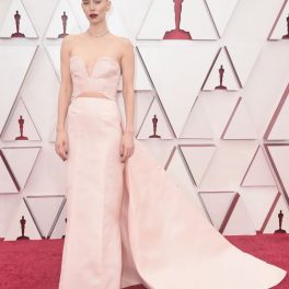 Vanessa Kirby, pe covorul roșu, într-o rochie lungă, la Premiile Oscar 2021