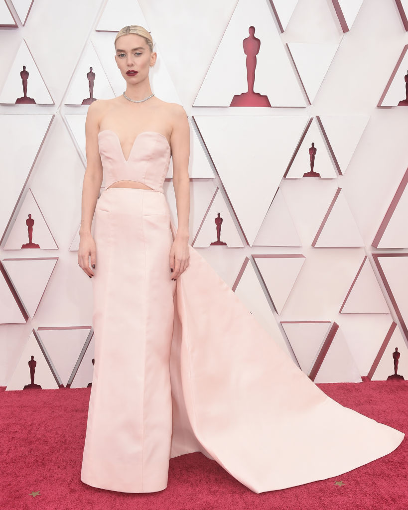 Vanessa Kirby, pe covorul roșu, într-o rochie lungă, la Premiile Oscar 2021