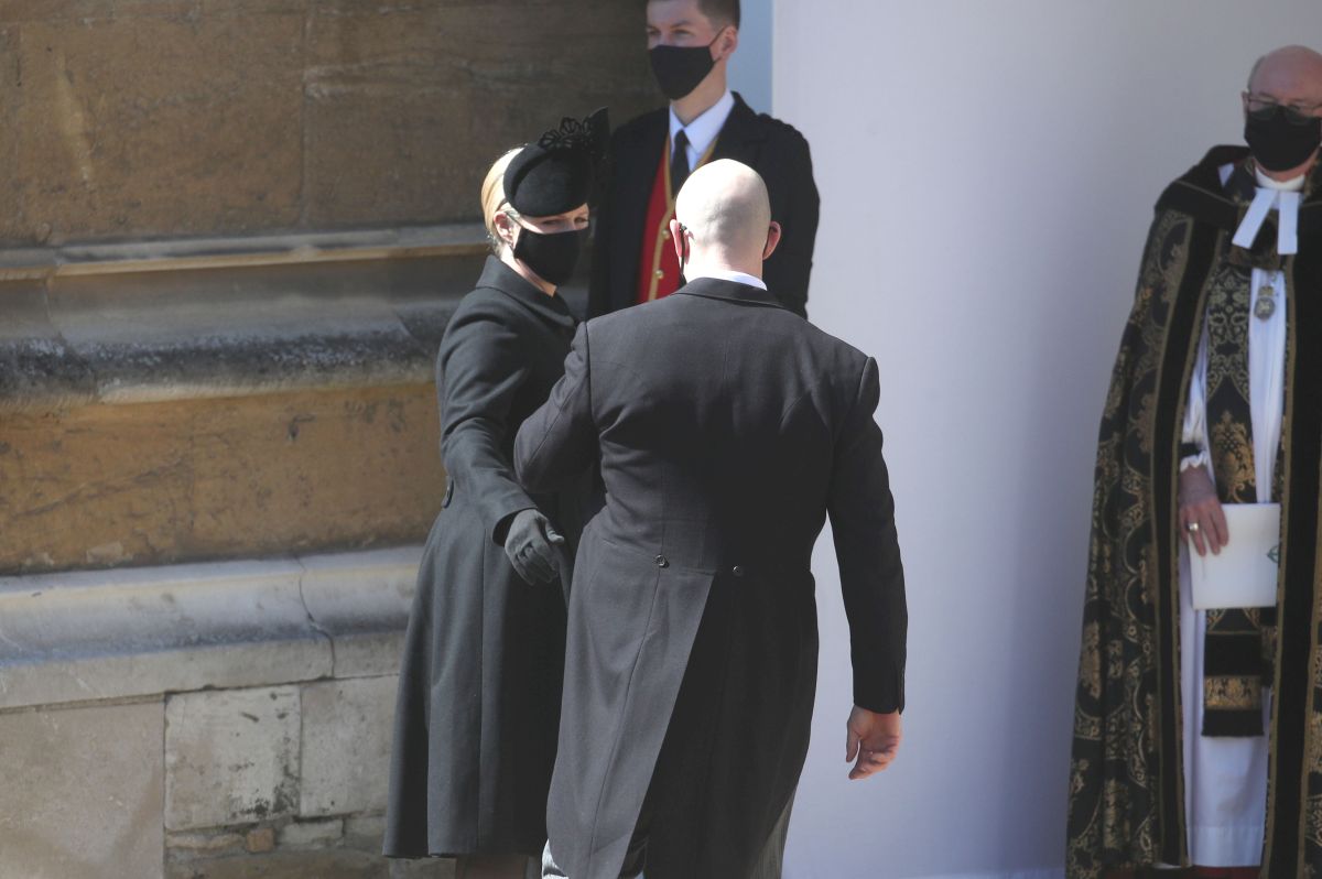 Zara și Mike Tindall, îmbrăcați în negru, participă la înmormântarea Prințului Philip, organizată la Capela Saint George, din apropierea Castelului Windsor