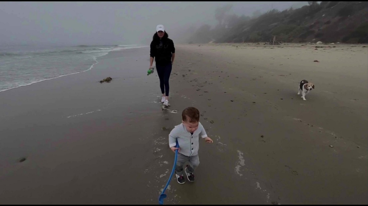 Meghan Markle în timp ce îl aleargă pe micuțul Archie pe plaja din California într-o imagine surprinsă din seria de interviuri The Me You Cant See