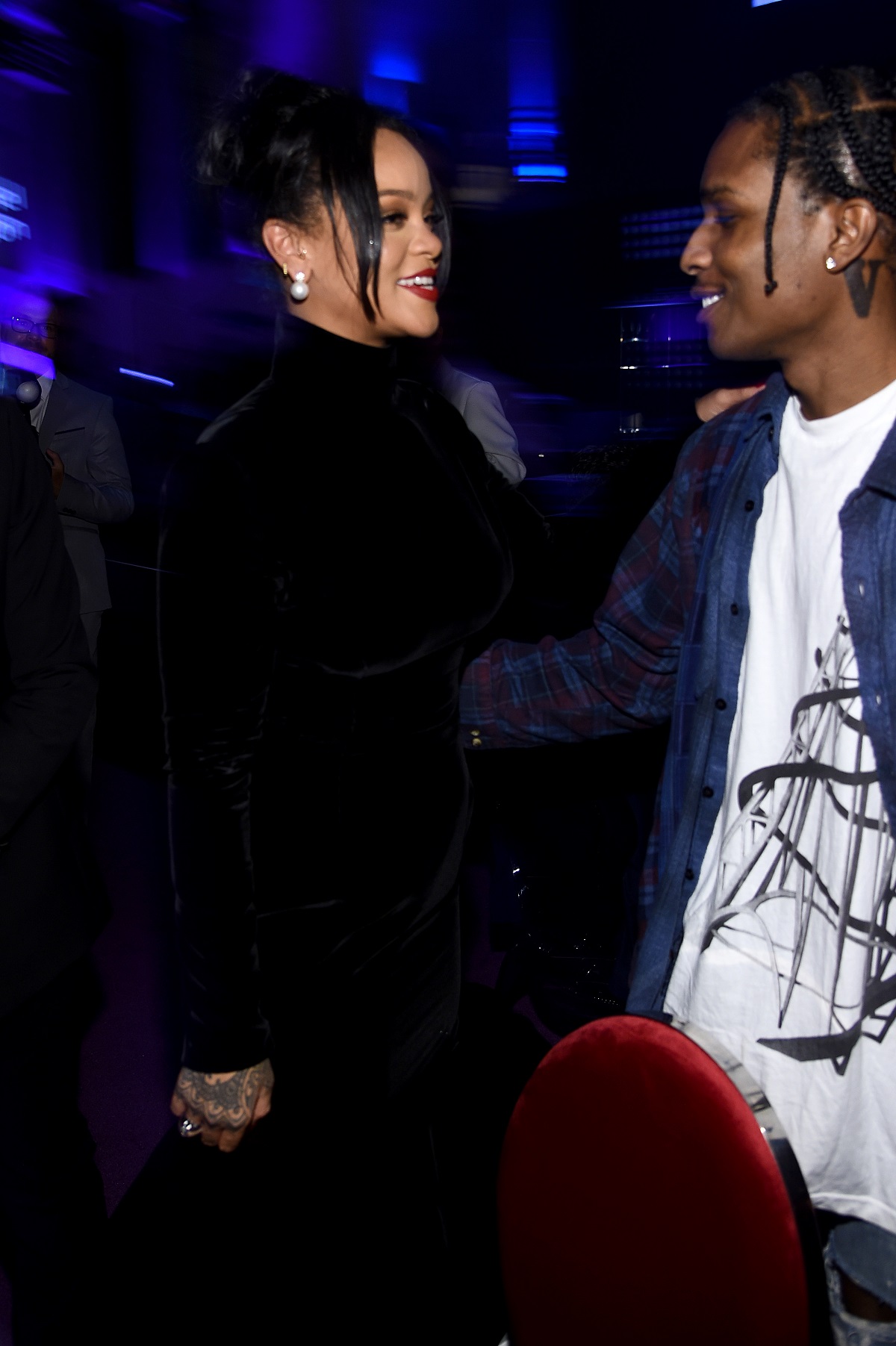 Rihanna într-o rochie elegantă neagră în timp ce îl privește pe Asap Rocky care o ține după umăr în anul 2019 la Annual Diamond Ball