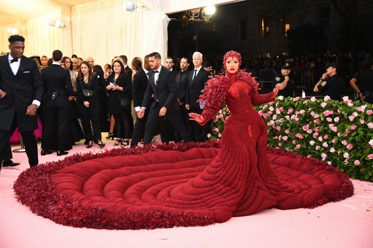 Cardi B poartă rochie roșie, extravagantă, la Gala Met, din 2019