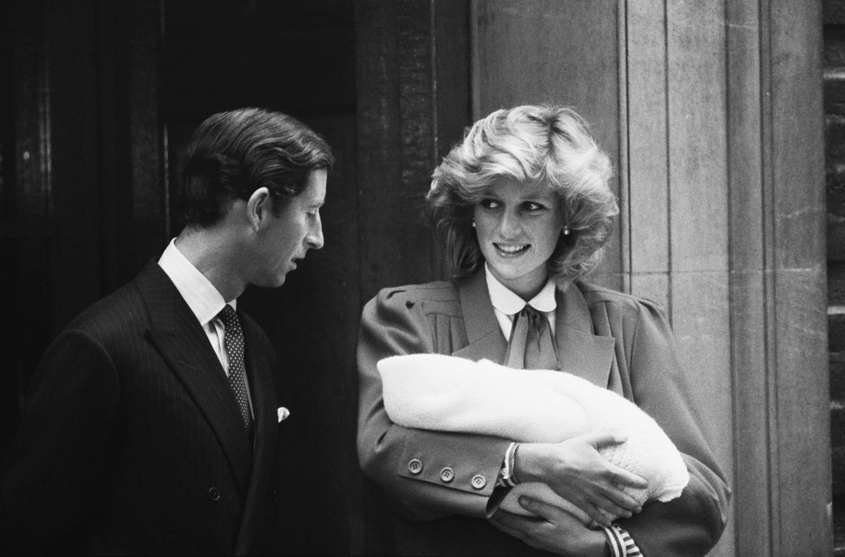 Prințesa Diana, alături de Prințul Charles, ieșind din spital, la scurt timp după nașterea Prințului Harry