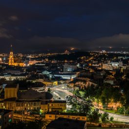 panoramă a orașului Cluj-Napoca, surprins pe timp de noapte în timp ce luminile orașului aduc la viață peisajul