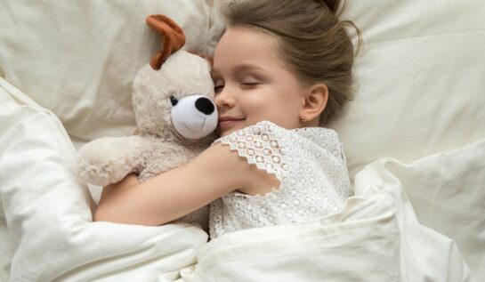 Cum îți ajuți copilul să doarmă singur. Sfaturi pentru a schimba rutina de somn
