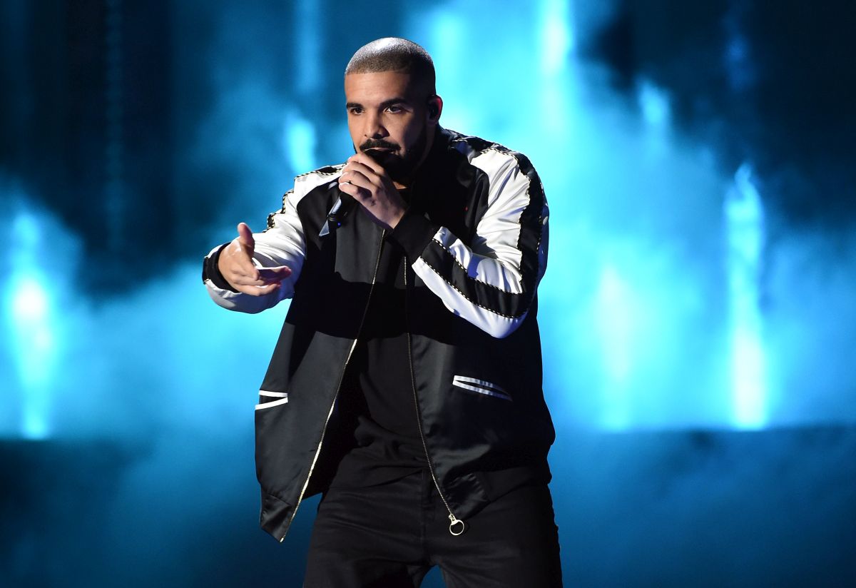 Drake cântă pe scena unui fetsival de muzică din Las Vegas, 2016