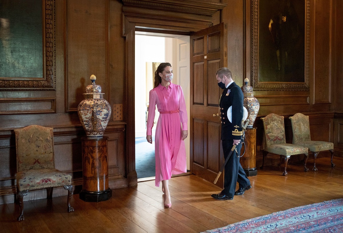 Ducesa Kate Middleton a purtat o rochie roz la întâlnirea pe care a avut-o cu Mila Sneddon de la Palatul Holyroodhouse din mai 2021