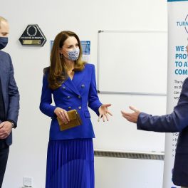 Kate Middleton îmbrăcată într-o ținută monocromă albastră alături de soțul ei Prințul william în timp ce discută cu Neil Richardson la o întâlnire oficială din Scoția