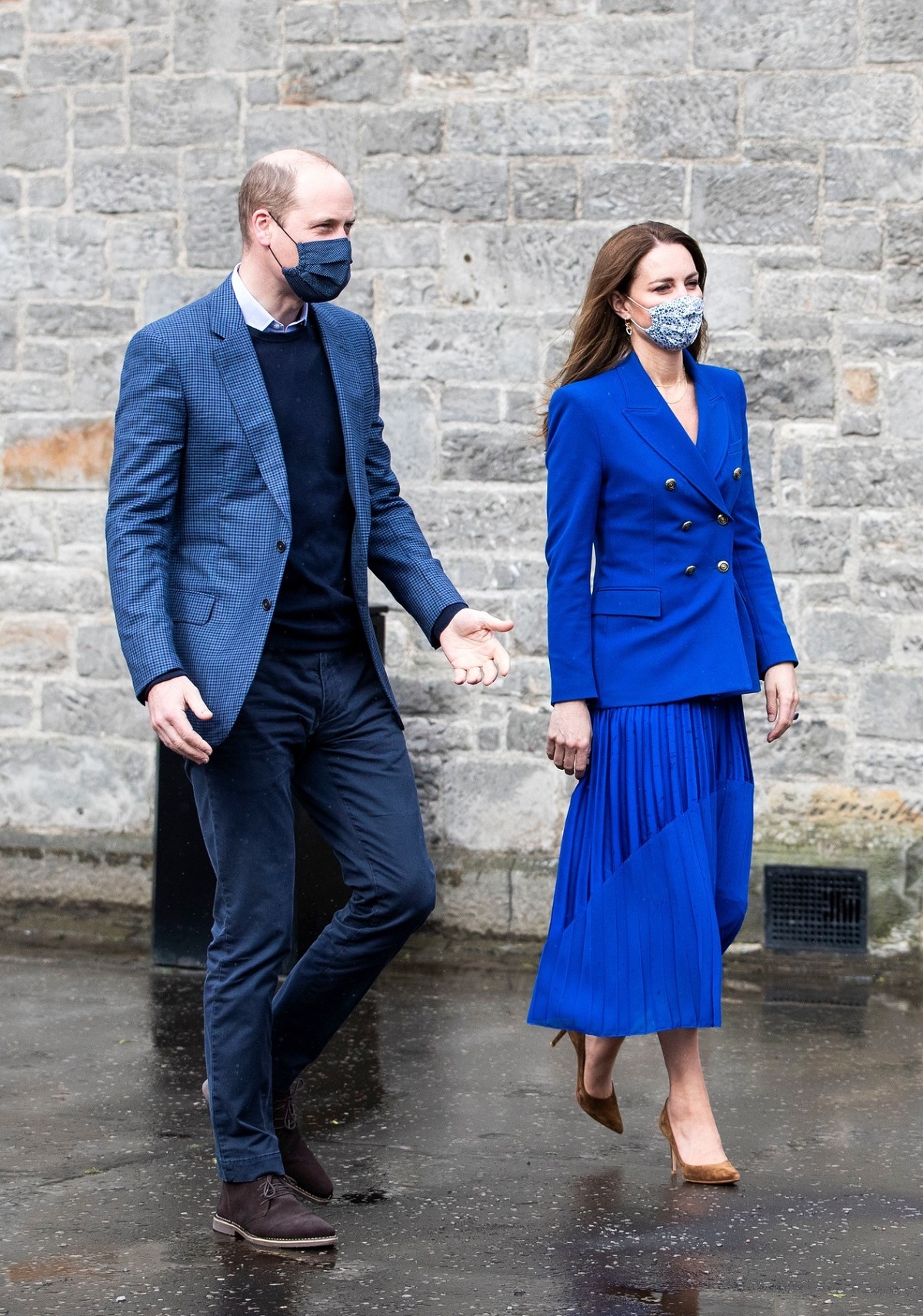 Kate Middleton alături de Prințul William în timp ce este îmbrăcată într-o vestimentație monocromă albastră deoarece copiază ținutele emblematice ale Prințesei Diana