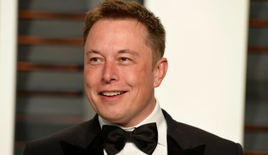Elon Musk a fost fotografiat în New York. Cum a fost surprins alături de Grimes și de fiul lor