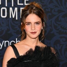 Emma Watson poartă o rochie neagră cu bretele, al premiera filmului „Little Women”