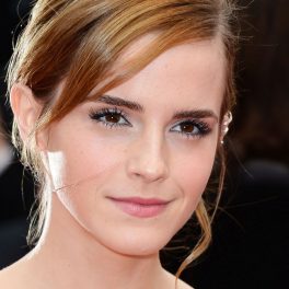 Emma Watson, fotografiată cu părul strâns, la festivalul de la Cannes