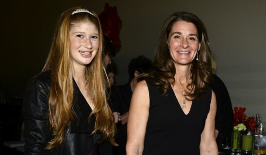 Fii lui Bill Gates, Jennifer, alături de Melinda Gtes, ambele zâmbind, și îmbrăcate în haien de culoare neagră