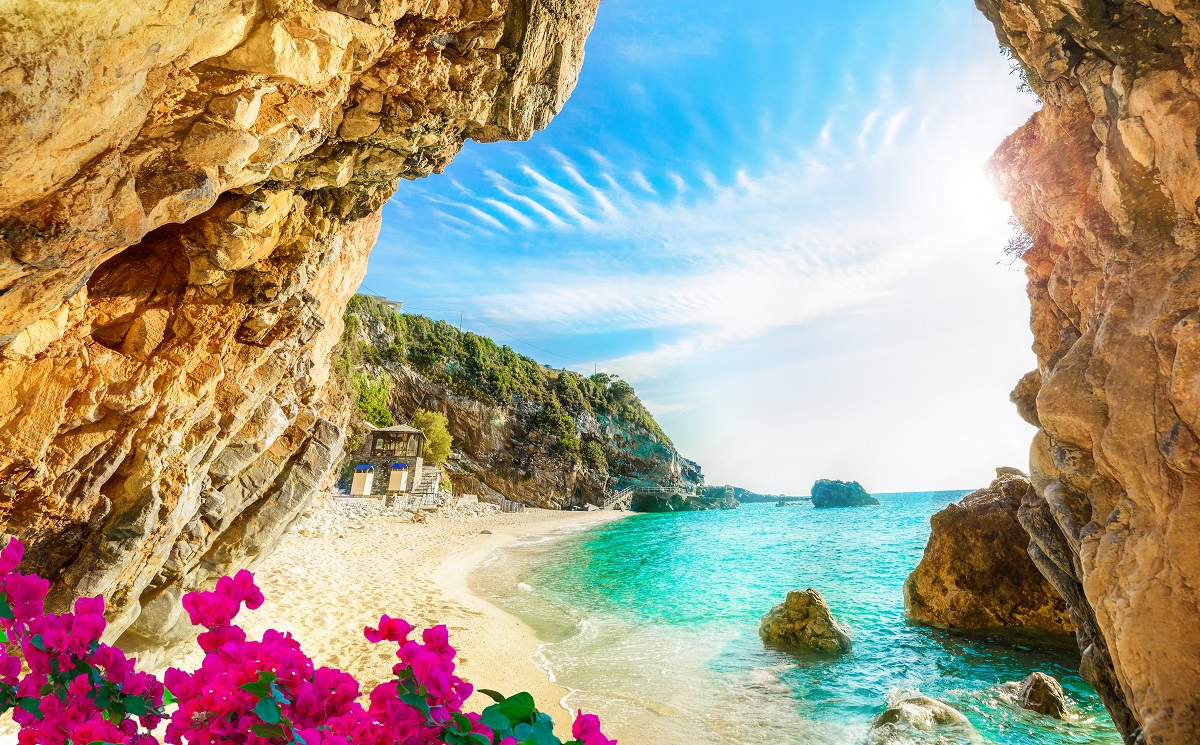 Insula Corfu din Grecia surprinsă într-o imagine caldă cu o plajă curată și o apă cristalină fiind una dintre cele 5 destinații sigure de vizitat din Grecia