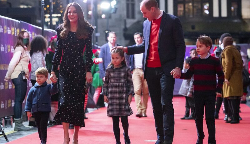Kate Middleton a organizat o plimbare cu elicopterul pentru familia sa. Imagini inedite alături de cei trei micuți