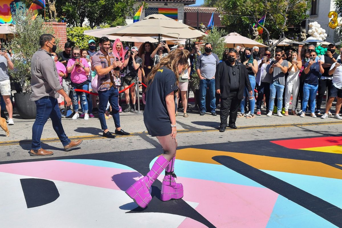 Lady Gaga pășește pe trotuarul pe care este scris „Born this way”, în culorile LGBTQ+