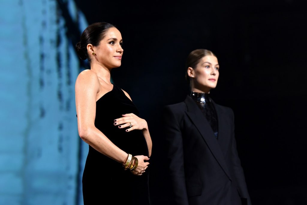 Meghan Markle îmbrăcată într-o rochie neagră pe scenă la British Fashion Awards având o nunță care descrie manichiura preferată a Duceselor Kate Middleton și Meghan Markle