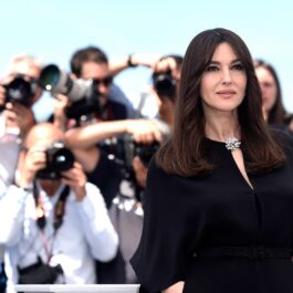 Monica Bellucci îmbrăcată într-o rochie neagră în timp ce este fotografiată la Festivalul de Film Cannes în luna mai a anului 2017