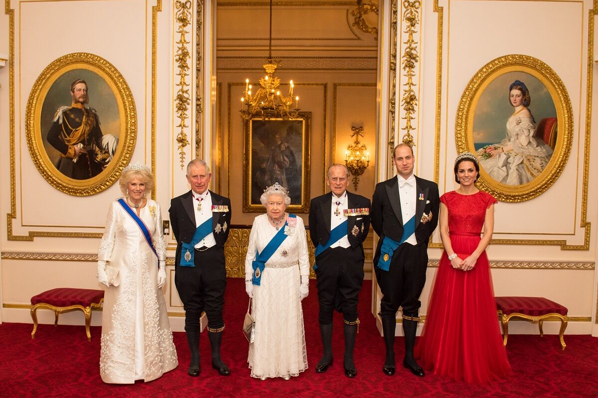 Numele de cod folosite pentru membrii Familiei Regale la recepția anuală de la Palatul Buckingham în 2016 într-un portret cu Prințul Charles, alături de soția sa împreună cu Regina Elisabeta și Prințul Philip alături de Ducii de Cambridge îmbrăcați elegantt