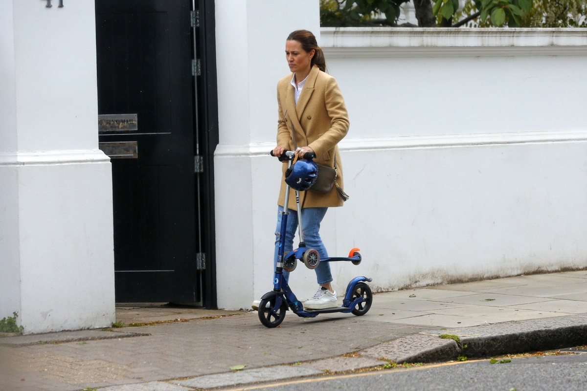 Pippa Middleton într-un palton crem și blugi în timp ce se plimbă cu trotineta alături de fiul ei Arthur