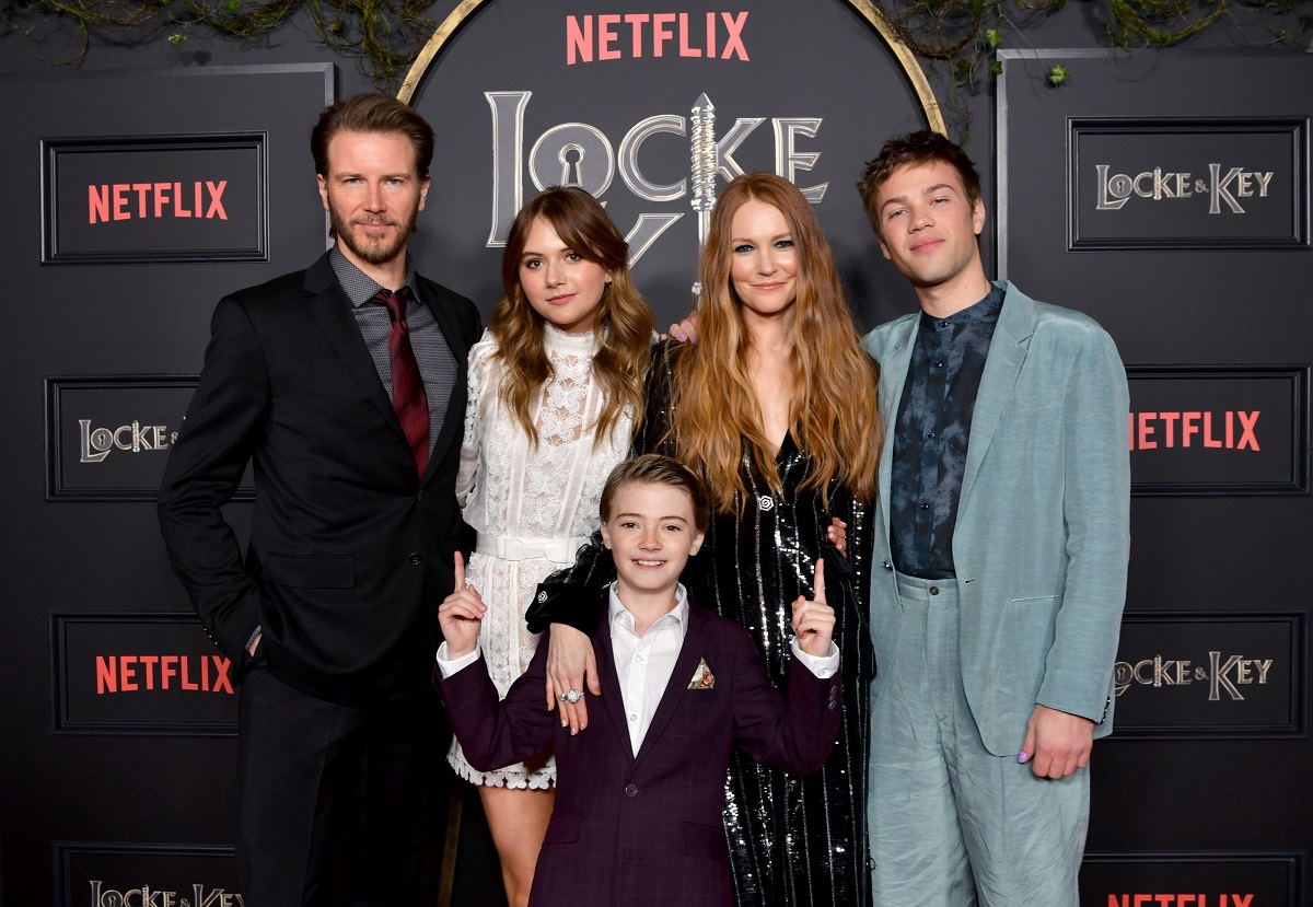 actorii principali din serialul fantasy Locke & Key îmbrăcați la costume elegante la premiera filmului din 2020 de la Hollywood
