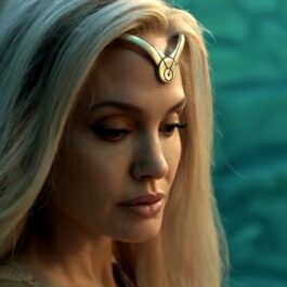 Primele imagini cu Angelina Jolie blondă în rolul zeiței Thena din filmul Eternals
