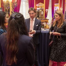 Prințesa Beatrice alături de soțul său Edoardo Mapelli Mozzi cu câțiva invitați în timpul unui eveniment public de la Palatul St James în iunie 2019