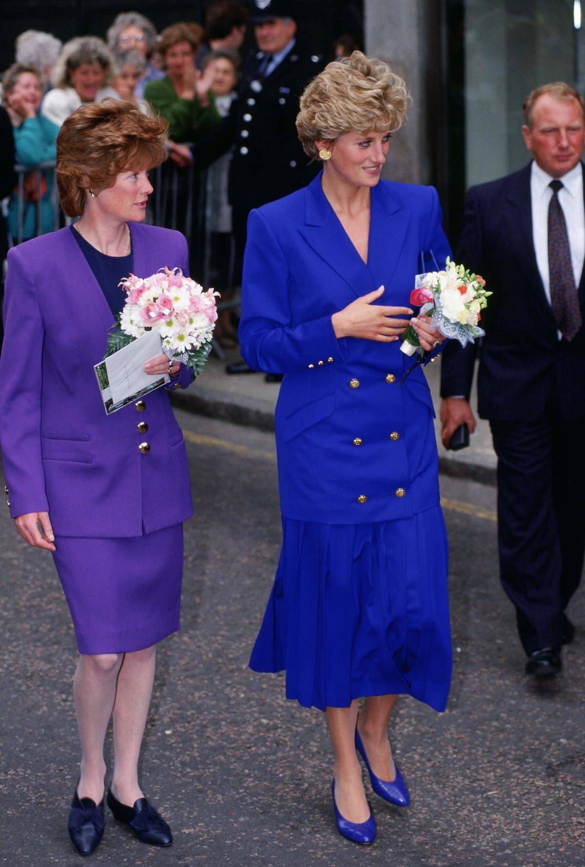 Prințesa Diana îmbrăcată într-o fustă albastră și un sacou lung de aceași culoare alături de sora sa Lady Sarah McCorquodale într-o vizită oficială de la Nottingham din 1992