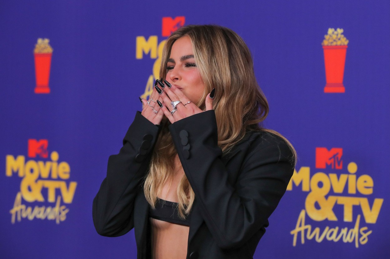 Addison Rae, pe covorul roșul la Premiile MTV 2021, în timp ce își salută fanii