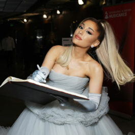 Ariana Grande, în timp ce semnează în Cartea de Donații de la Ceremonia Premiilor Grammy din anul 2020