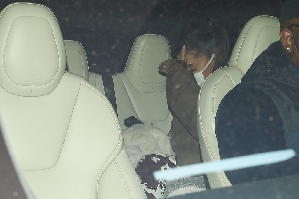 Ariana Grande, fotografiată în mașină, alături de soțul ei,în timp ce își ascunde fața