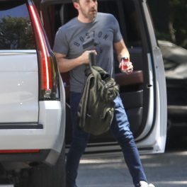 Ben Affleck, pozat în timp ce iese din casa lui JLo