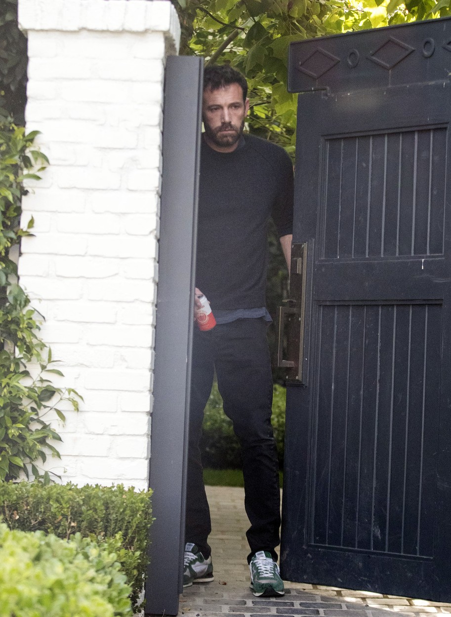 Ben Affleck, fotografiat în timp ce iese din casa lui Jennifer Lopez