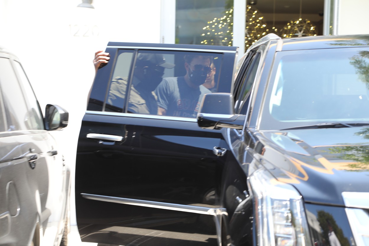 Ben Affleck, în timp ce coboară din mașina lui Jennifer Lopez și pleacă către sala de sport